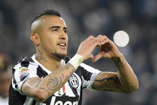 Vidal esulta per il 3-0 con il classico cuore. Reuters